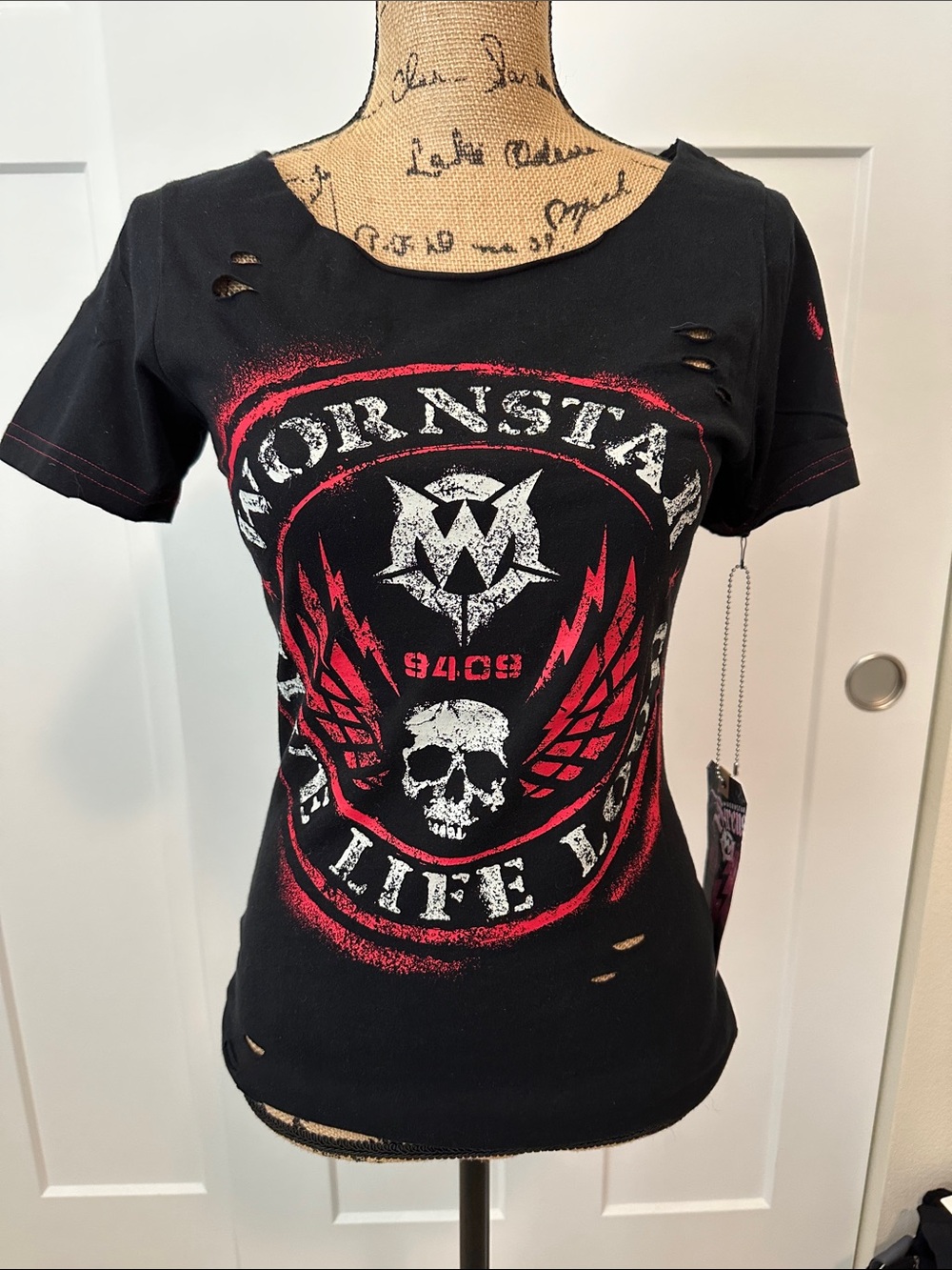 Distressed Black Short-Sleeve Graphic Tee with Red and White Skull Print